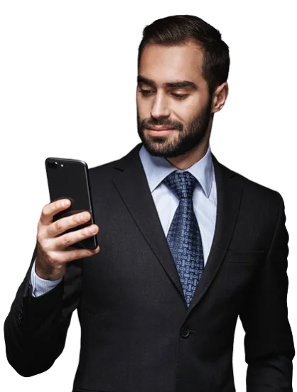 Persona usando smartphone con SIM TIM internacional